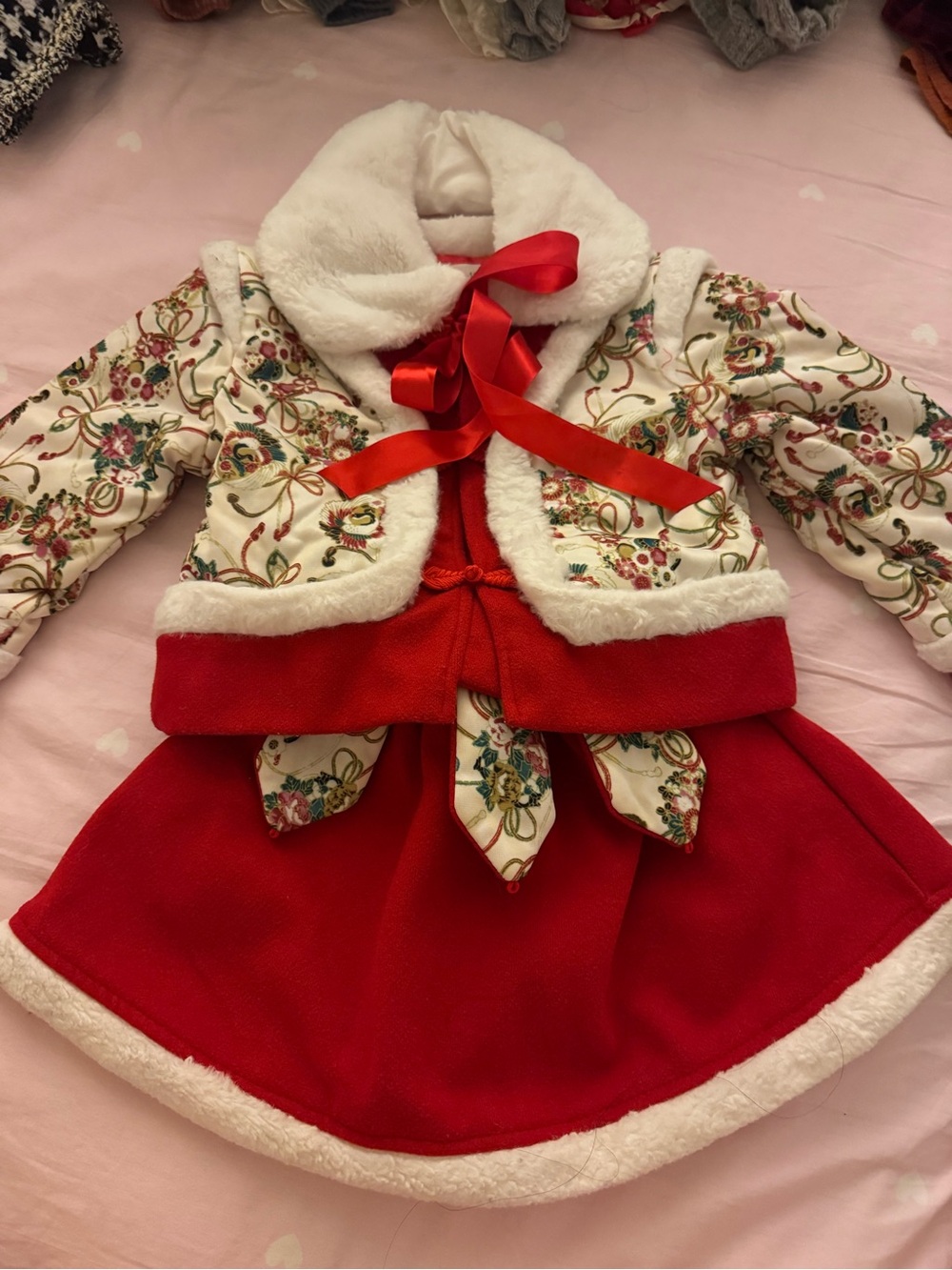 Padded cotton outfit with red patterns for the holidays